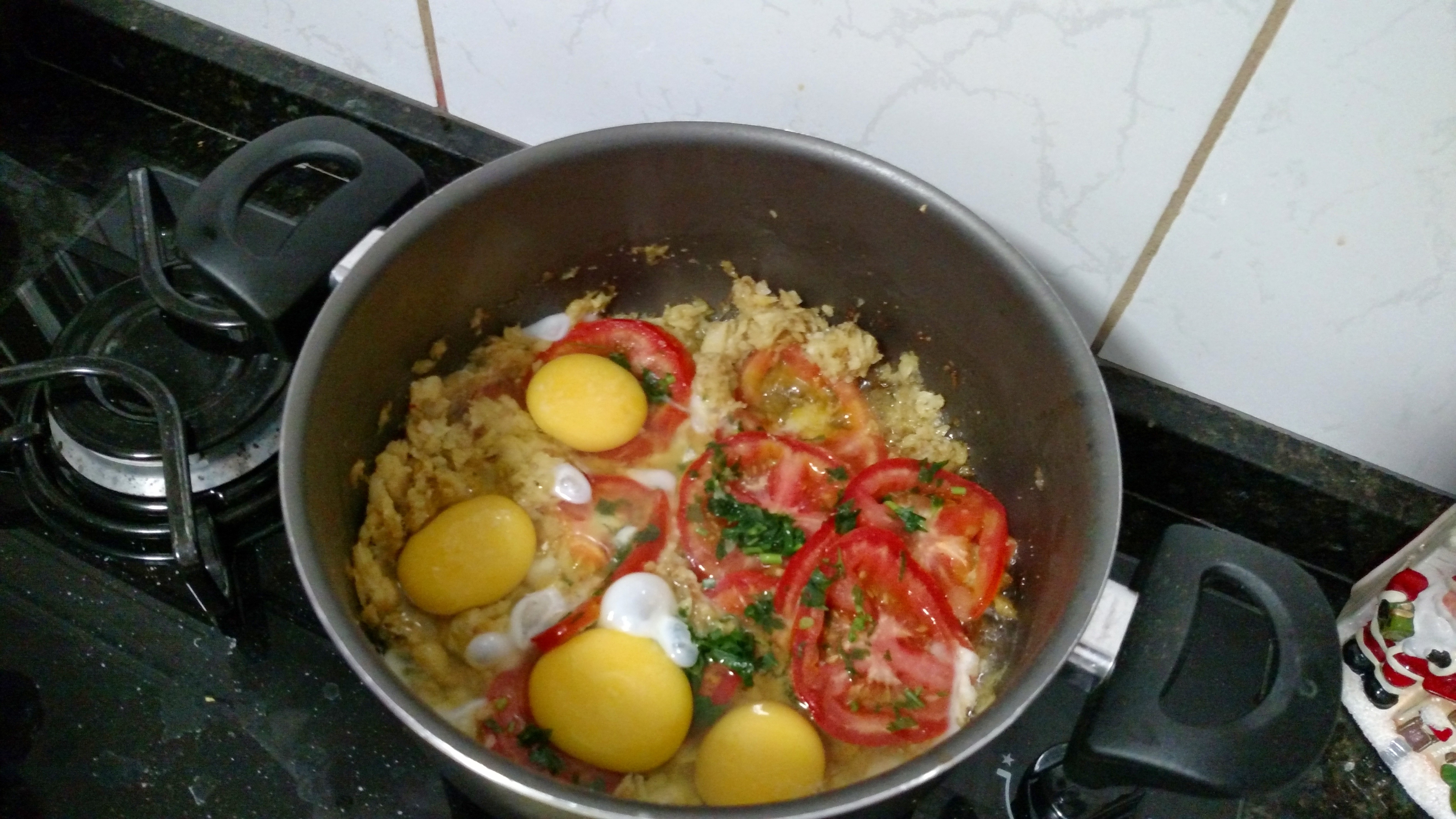 Bacalhau com ovos: preparação, fase quebrando os ovos
